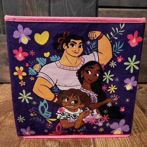 Disney Encanto Lot with Dress, Tee, and Storage Cube - Picture 4 of 16